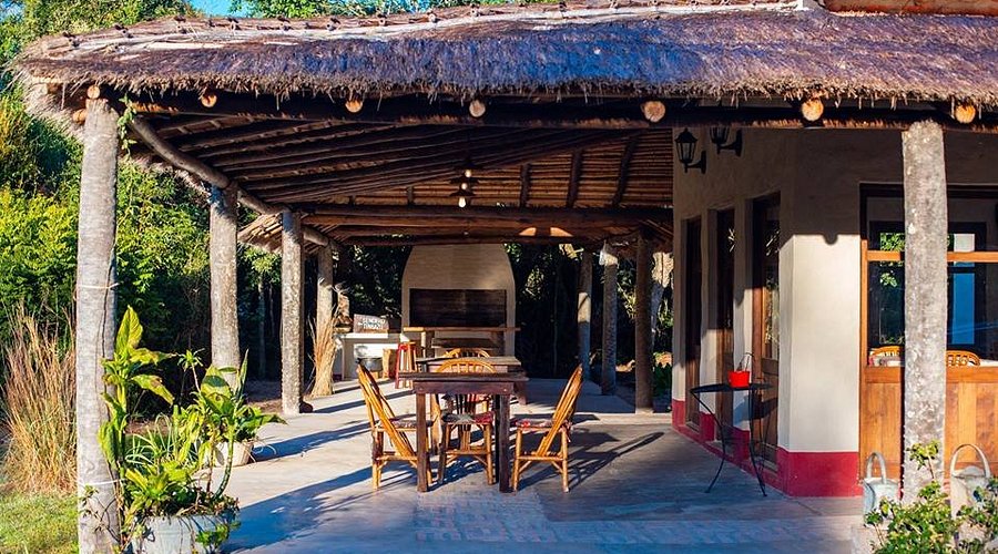 Galería del comedor con vista al monte nativo