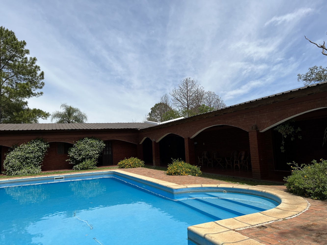 Pileta de natación junto a la galería