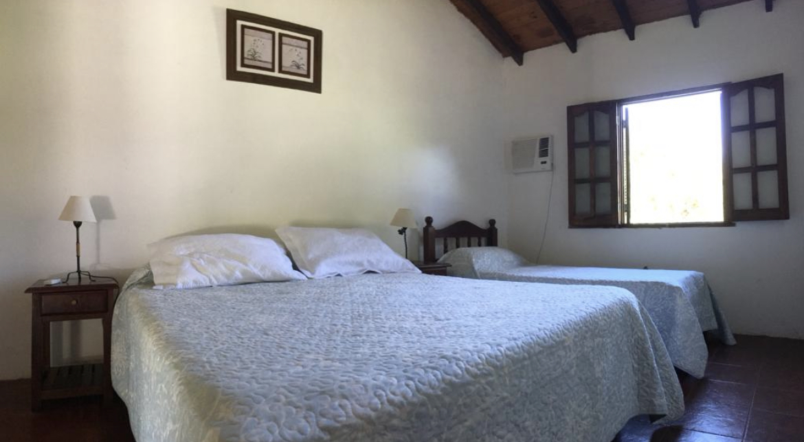 Habitación con dos camas, A/C y techo de madera