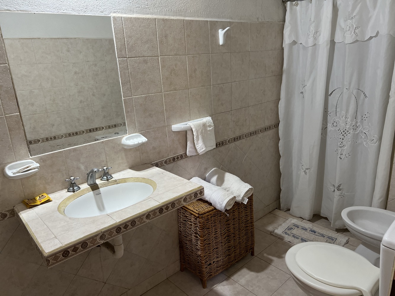 Baño privado con detalles correntinos