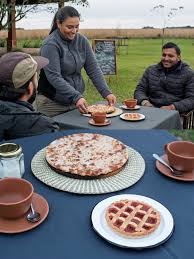 Productos básicos y snacks en la proveeduría del Camping Carambolita