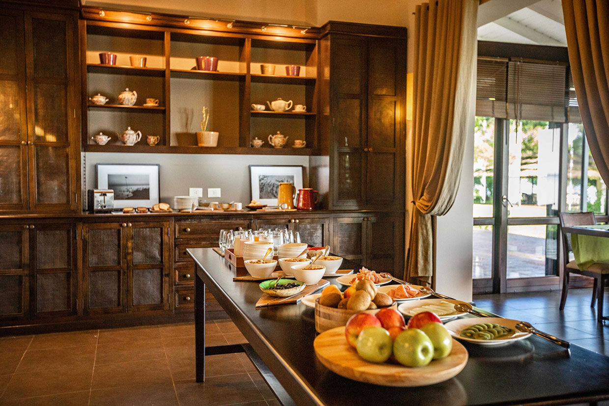 Desayuno continental en el comedor del hotel