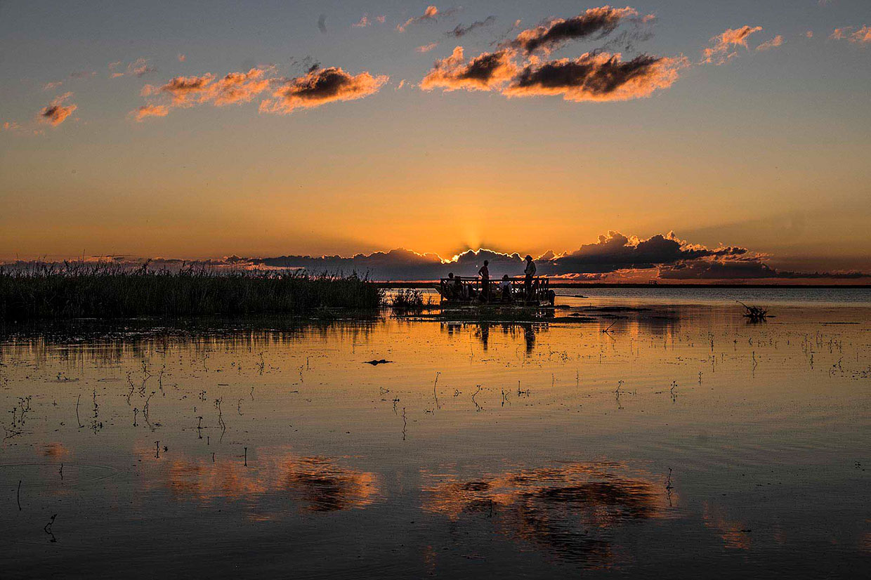Atardecer sobre el río Corrientes