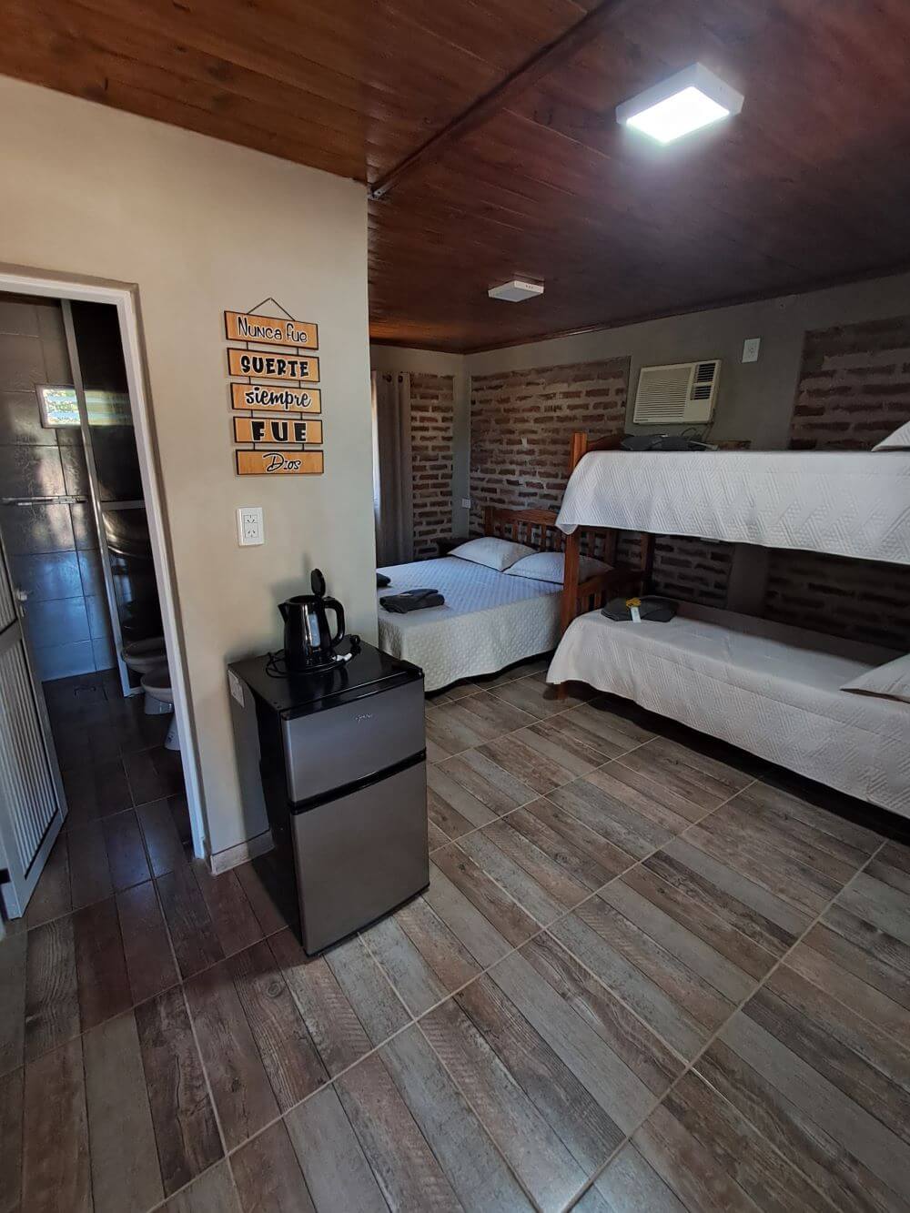 Habitación triple con litera, cama y baño en suite