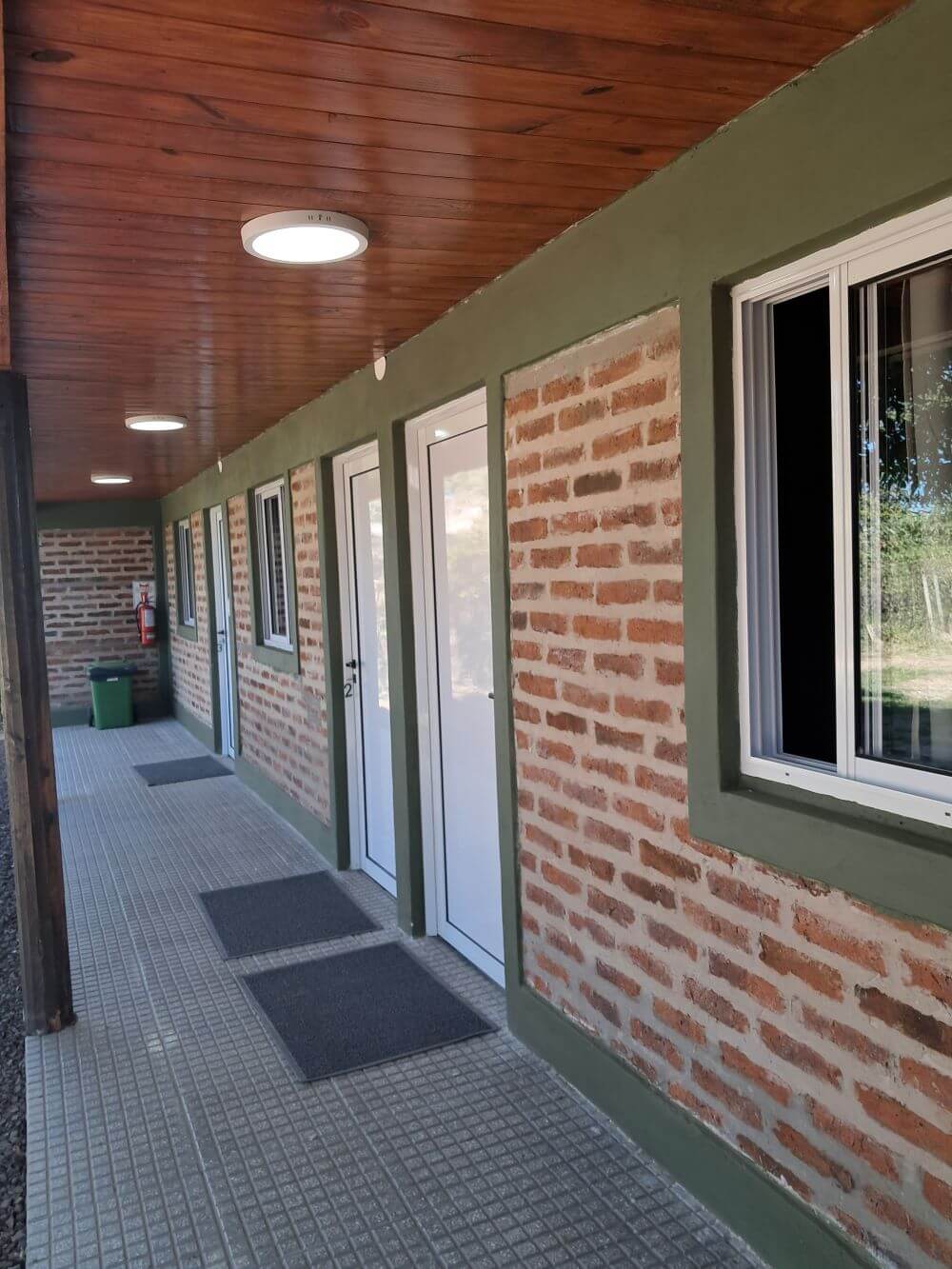 Corredor de habitaciones con techo de madera