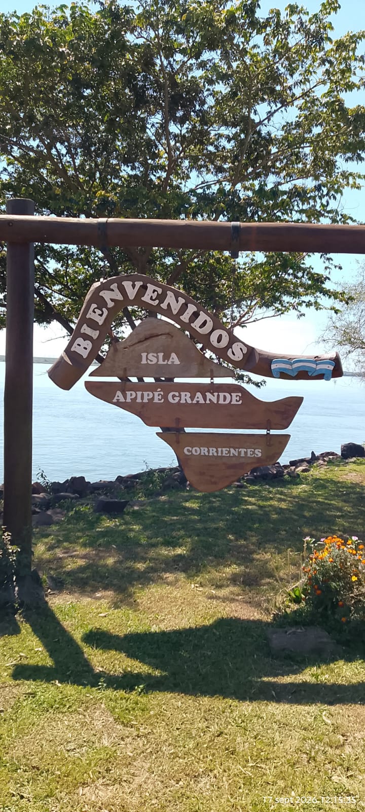 The welcome sign to Apipé Grande island