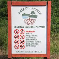 Sendero por el monte nativo en la reserva privada de Loreto