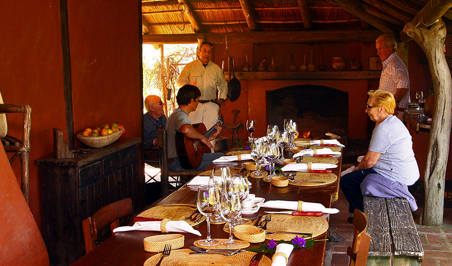 Cena con guitarra en el quincho  -  gastronomía y música correntina