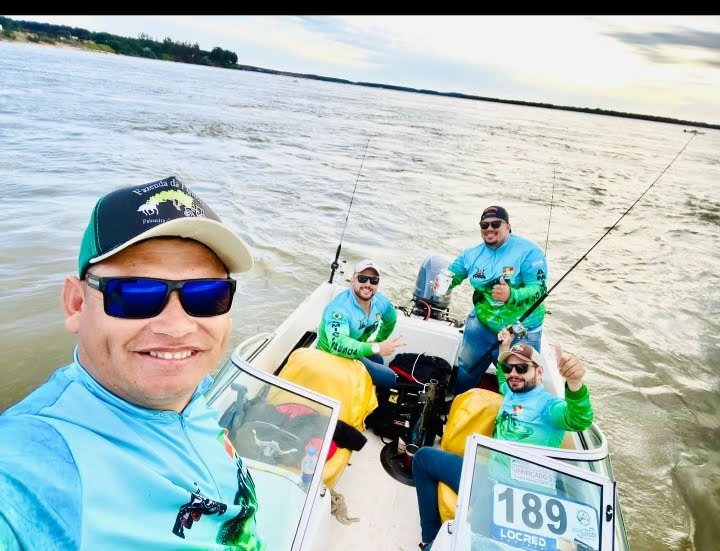 La lancha con el equipo, lista para salir