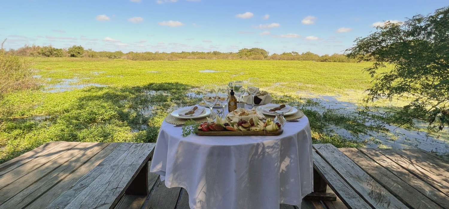 Almuerzo en deck privado frente a los esteros