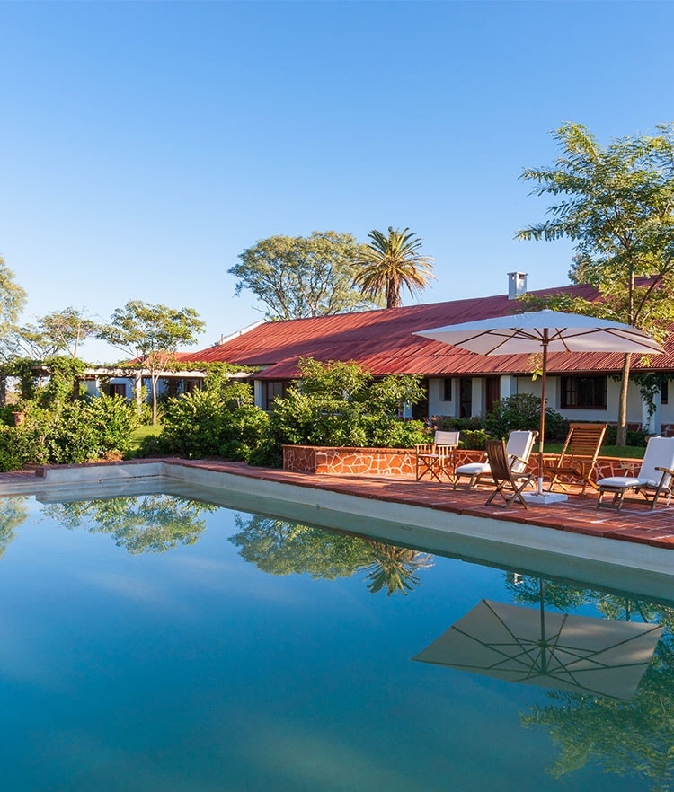Casona histórica de 1896 reflejada en la piscina