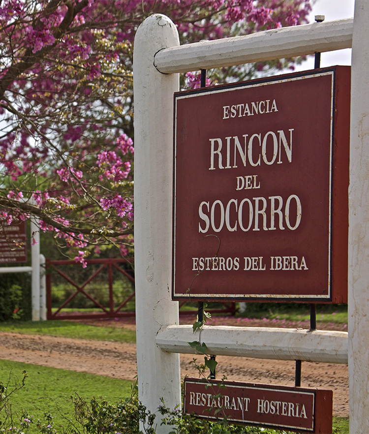 Cartel de entrada a la Estancia Rincón del Socorro