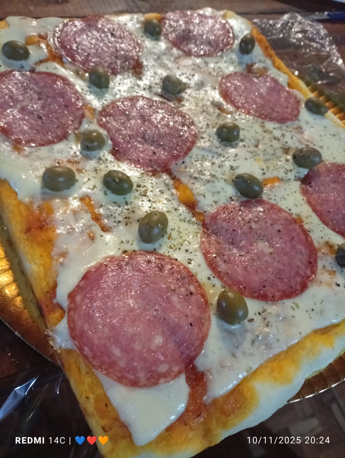 Pizza de salame con aceitunas