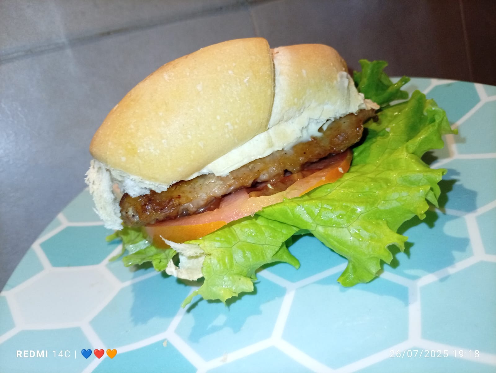 Hamburguesa completa con lechuga y tomate