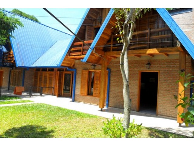 Cabañas de madera y ladrillo de Simons con jardín en Ituzaingó