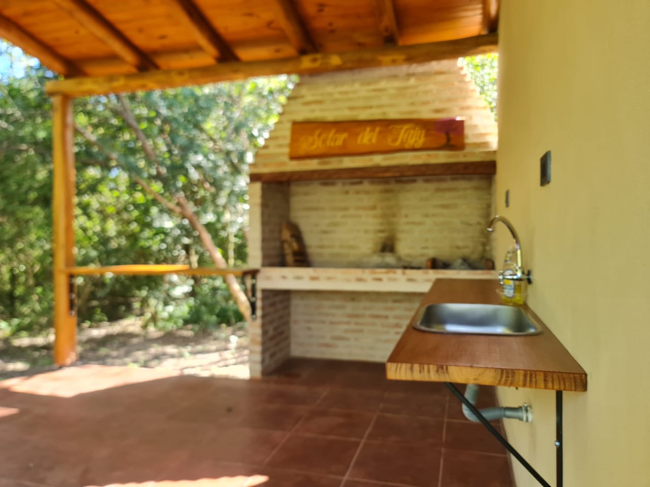 Parrilla cubierta con el cartel de la casa