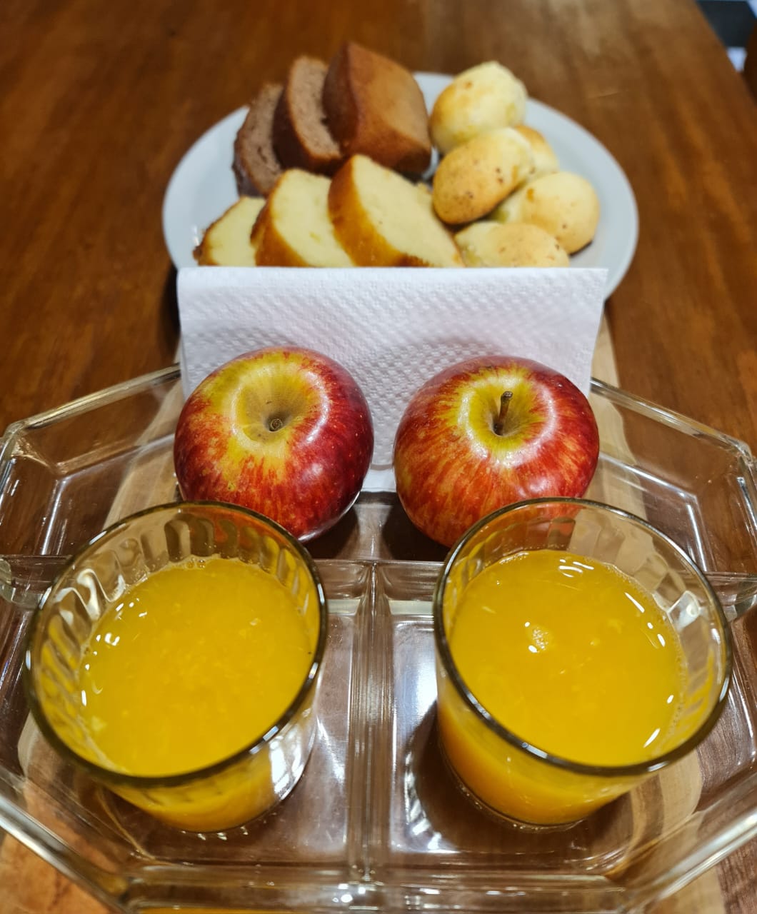 Desayuno casero: chipá, budín, jugo y frutas