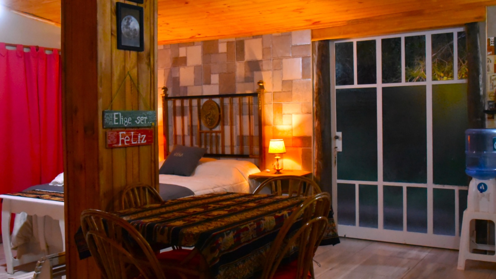 El interior de la cabaña