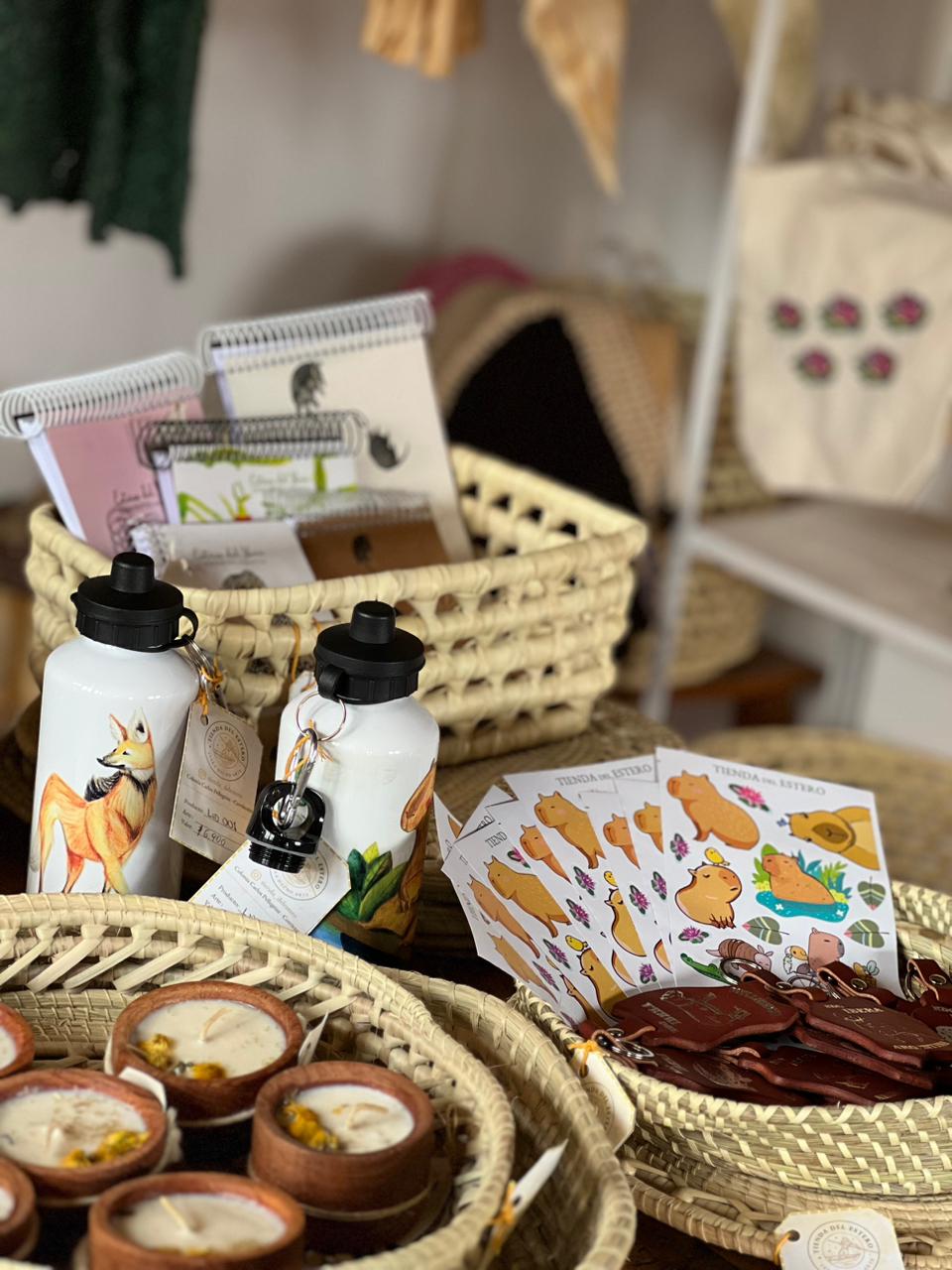 Botellas, cuadernos y stickers de la fauna