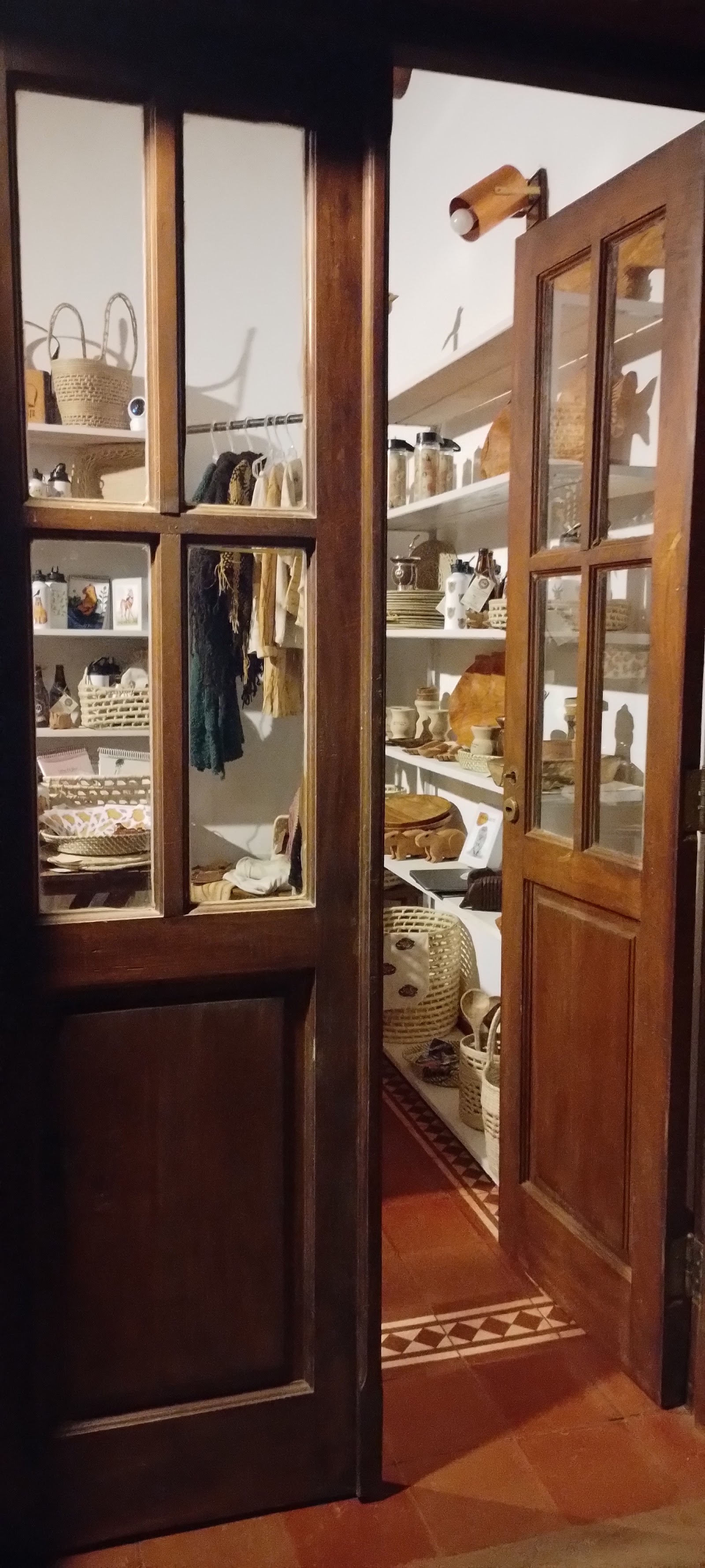 Puertas adentro: cestería, regalos y recuerdos