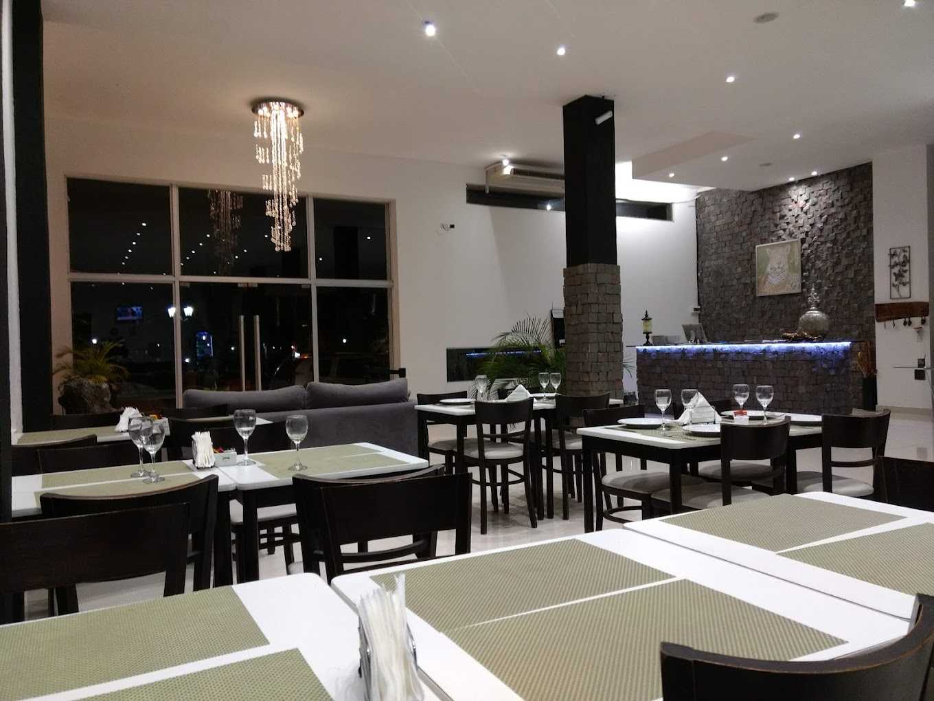 Restaurante del Tobuna Suites con decoración elegante y araña de cristal
