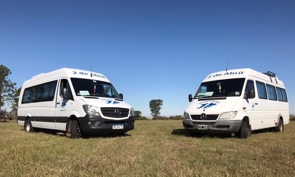 Dos minibuses Mercedes de Transporte 2 de Abril en el campo corrientino
