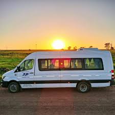 Minibus de 2 de Abril al atardecer en los pastizales de Corrientes