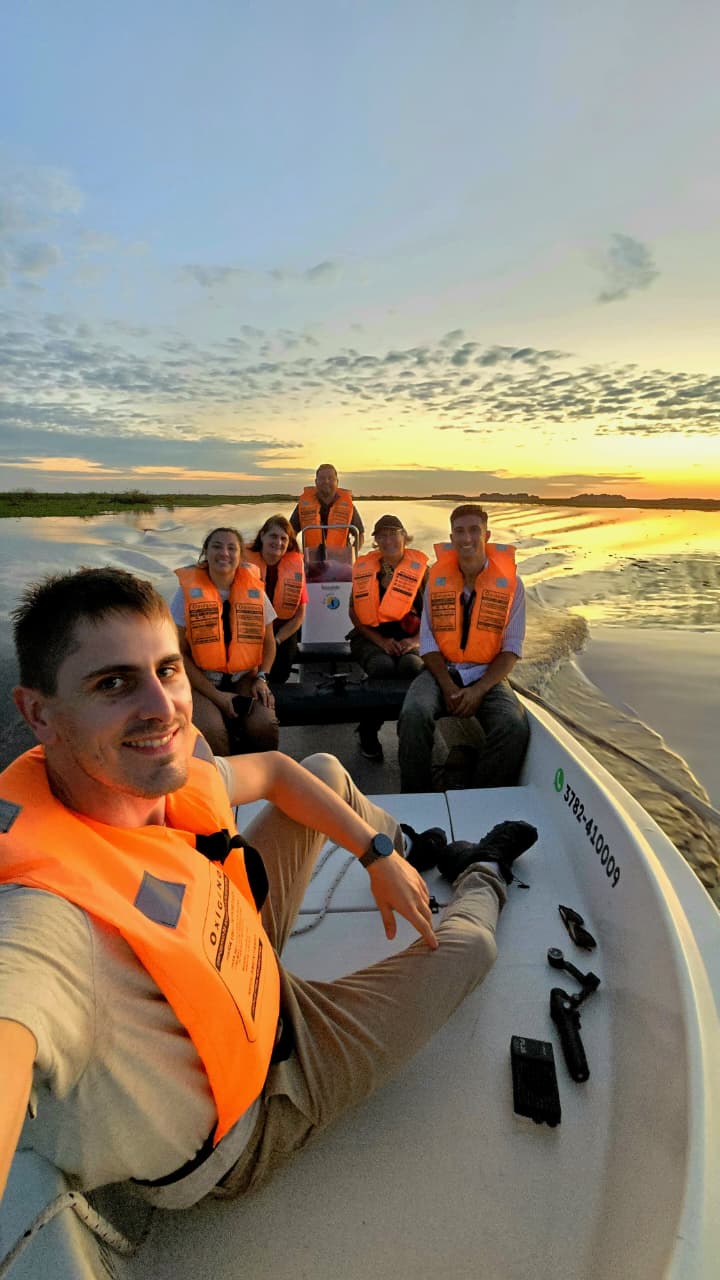 Navegación al atardecer con Gustavo y su grupo