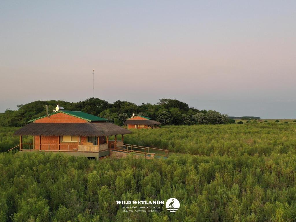 Cabaña del lodge al atardecer entre los esteros