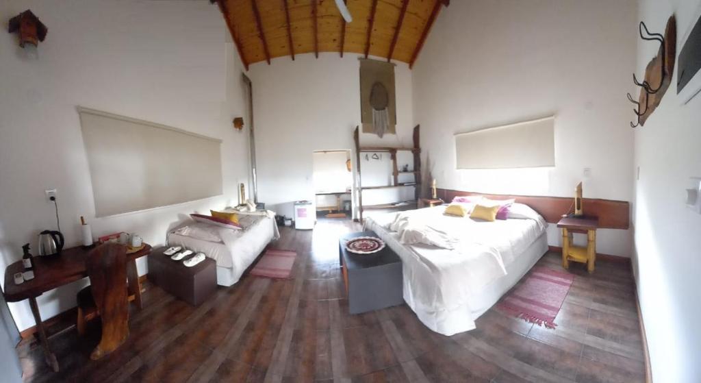 Habitación familiar con techo de madera y camas dobles