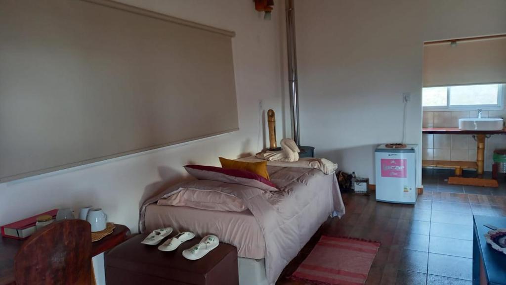 Habitación con baño privado y decoración rústica