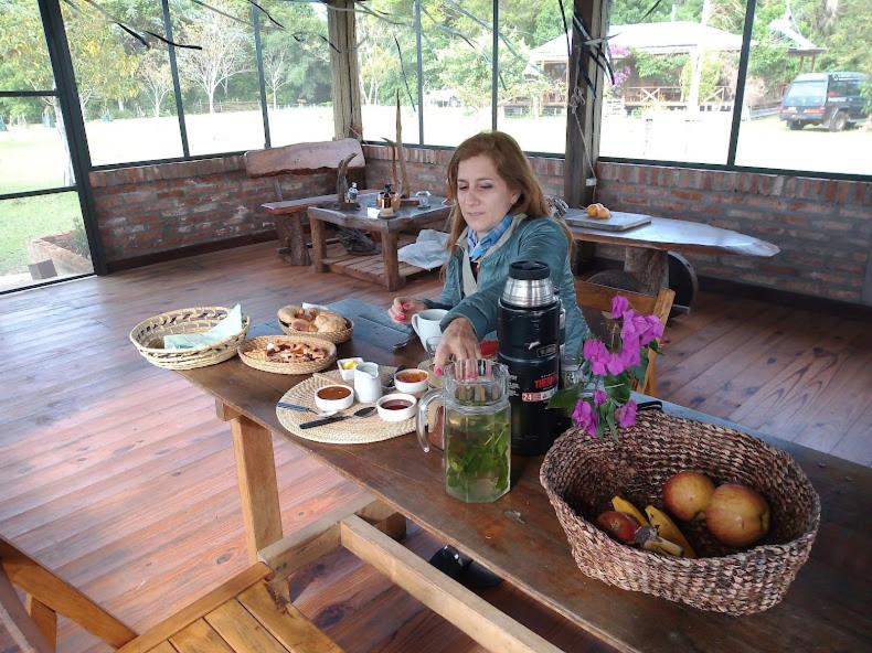 Desayuno en el comedor abierto con vista al jardín