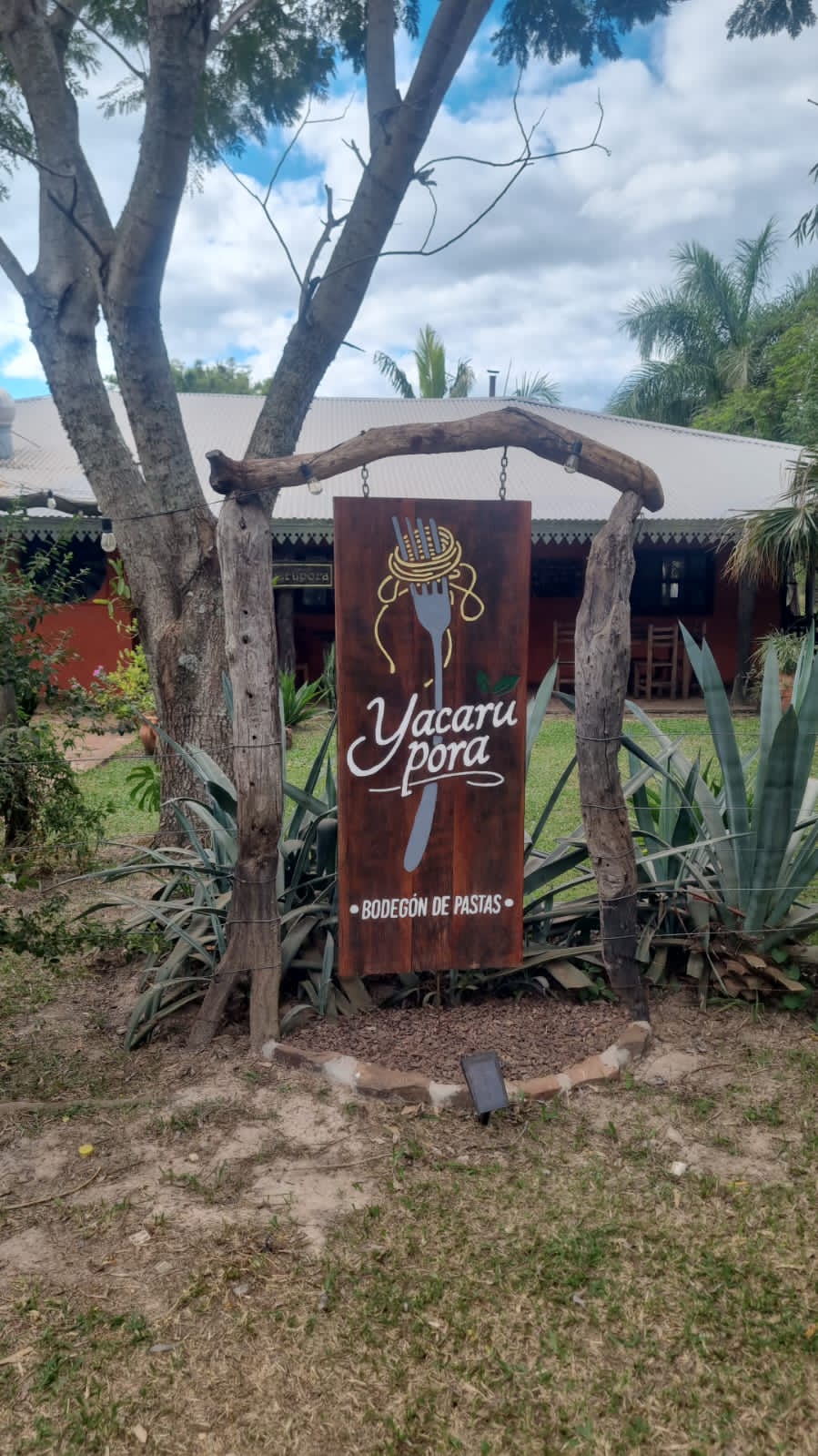 El cartel de Yacarú Porá, bodegón de pastas en Carlos Pellegrini