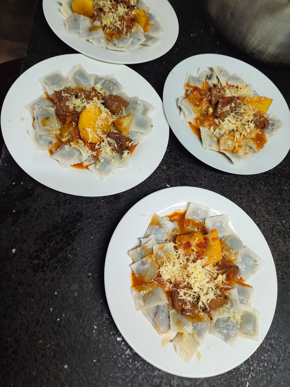 Ravioles caseros con estofado, recién salidos de la cocina