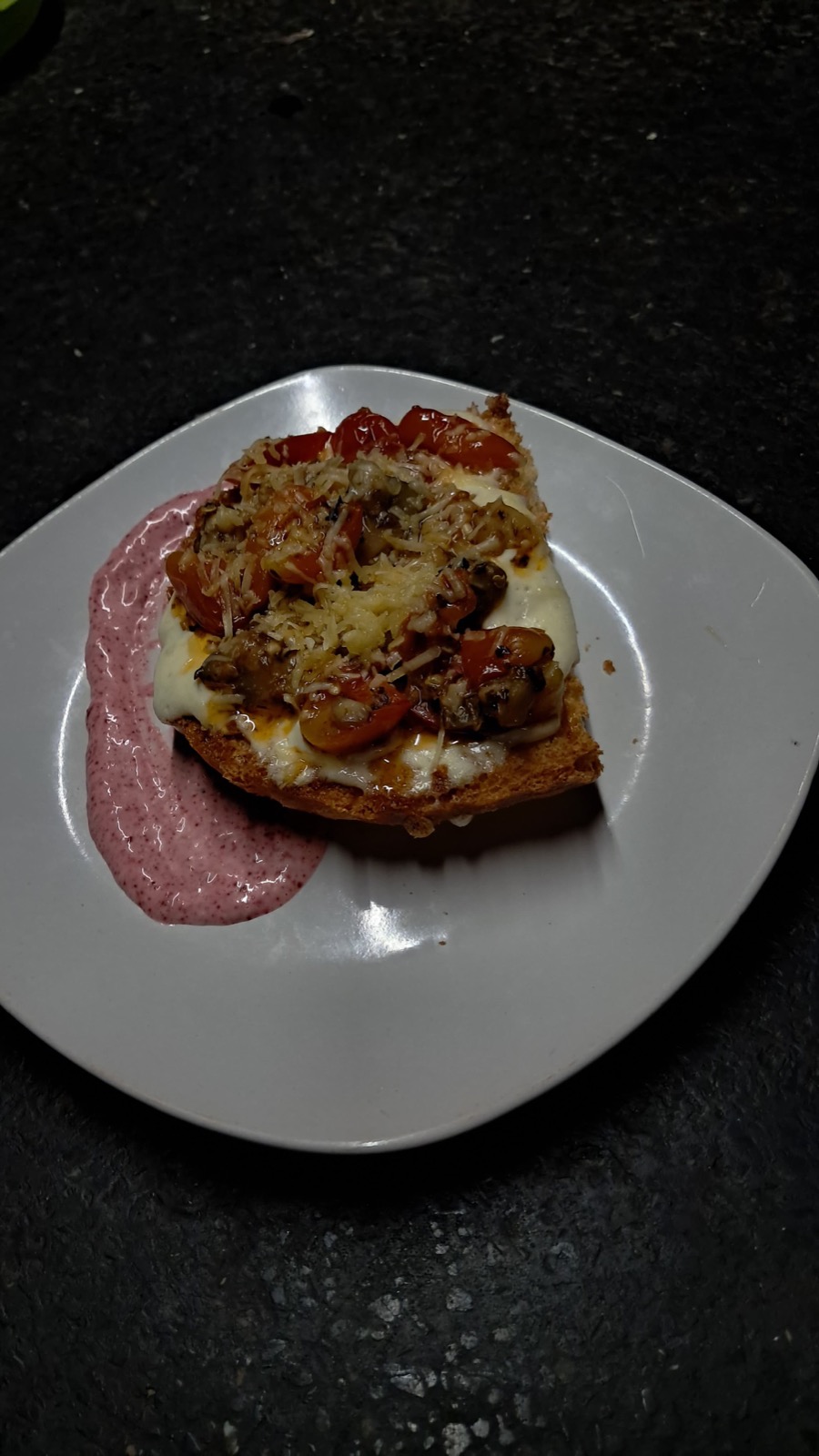 Bruschetta gratinada con muzzarella y salame