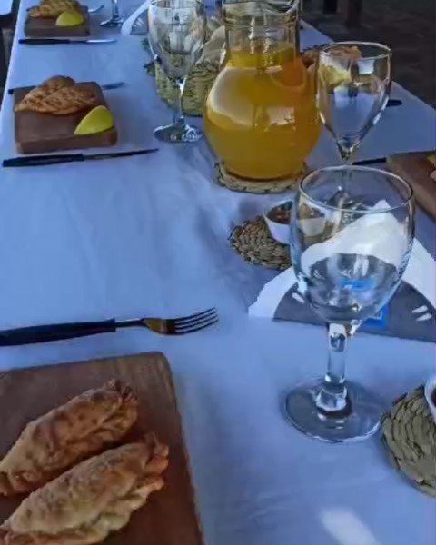 Almuerzo típico correntino con empanadas y jugo de naranja en la excursión al día
