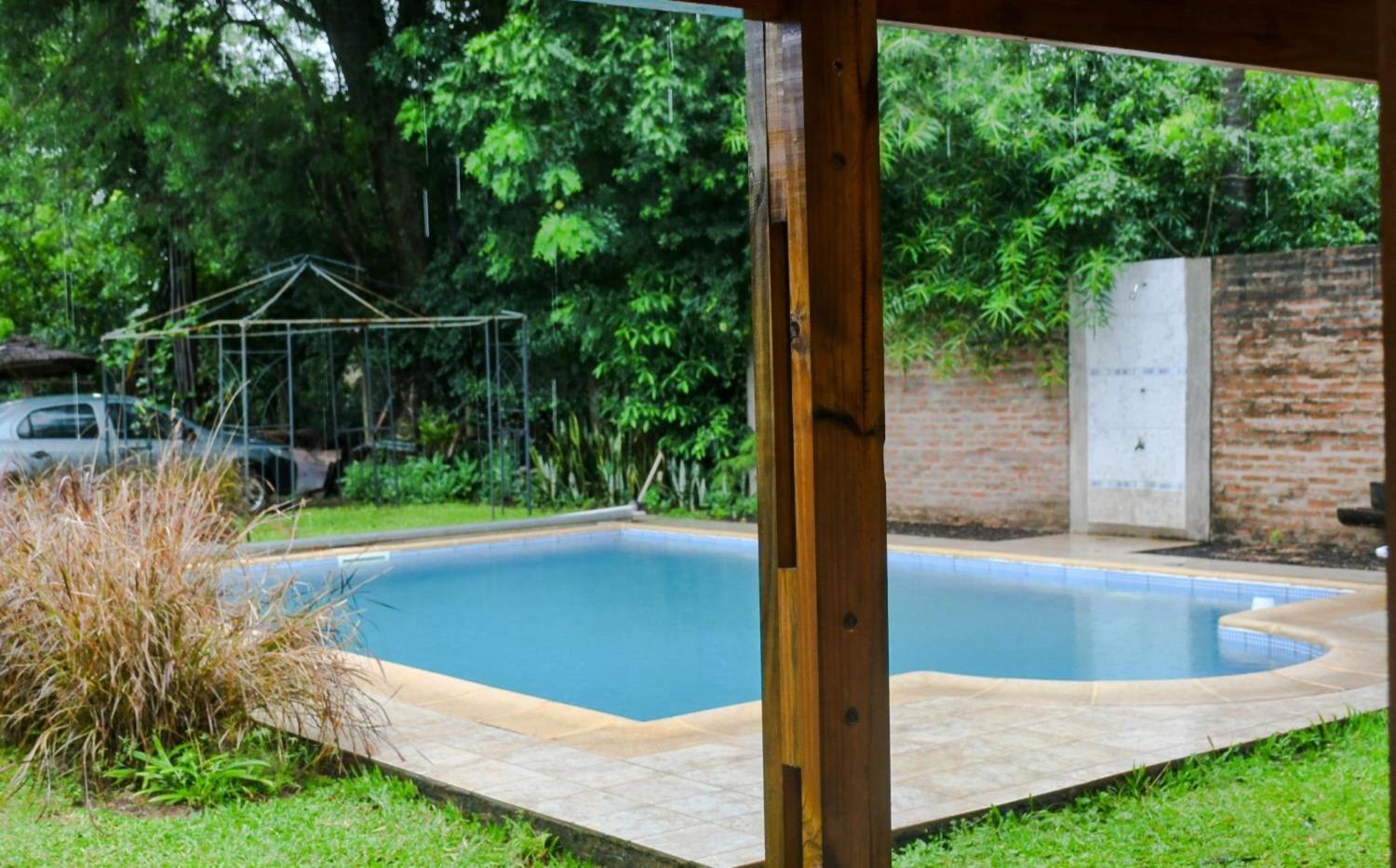 Living con chimenea de ladrillo, sofás y TV  -  espacio común del alojamiento