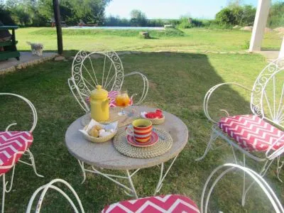 Mesa de desayuno en el jardín con vista a la piscina