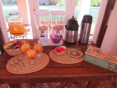Servicio de desayuno con jugo fresco y té