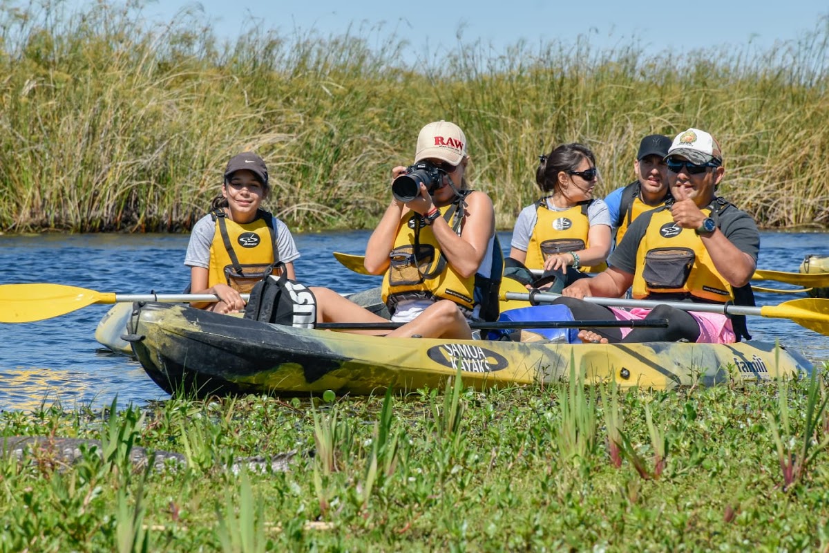 Grupo en kayaks amarillos fotografiando fauna en los esteros del Iberá