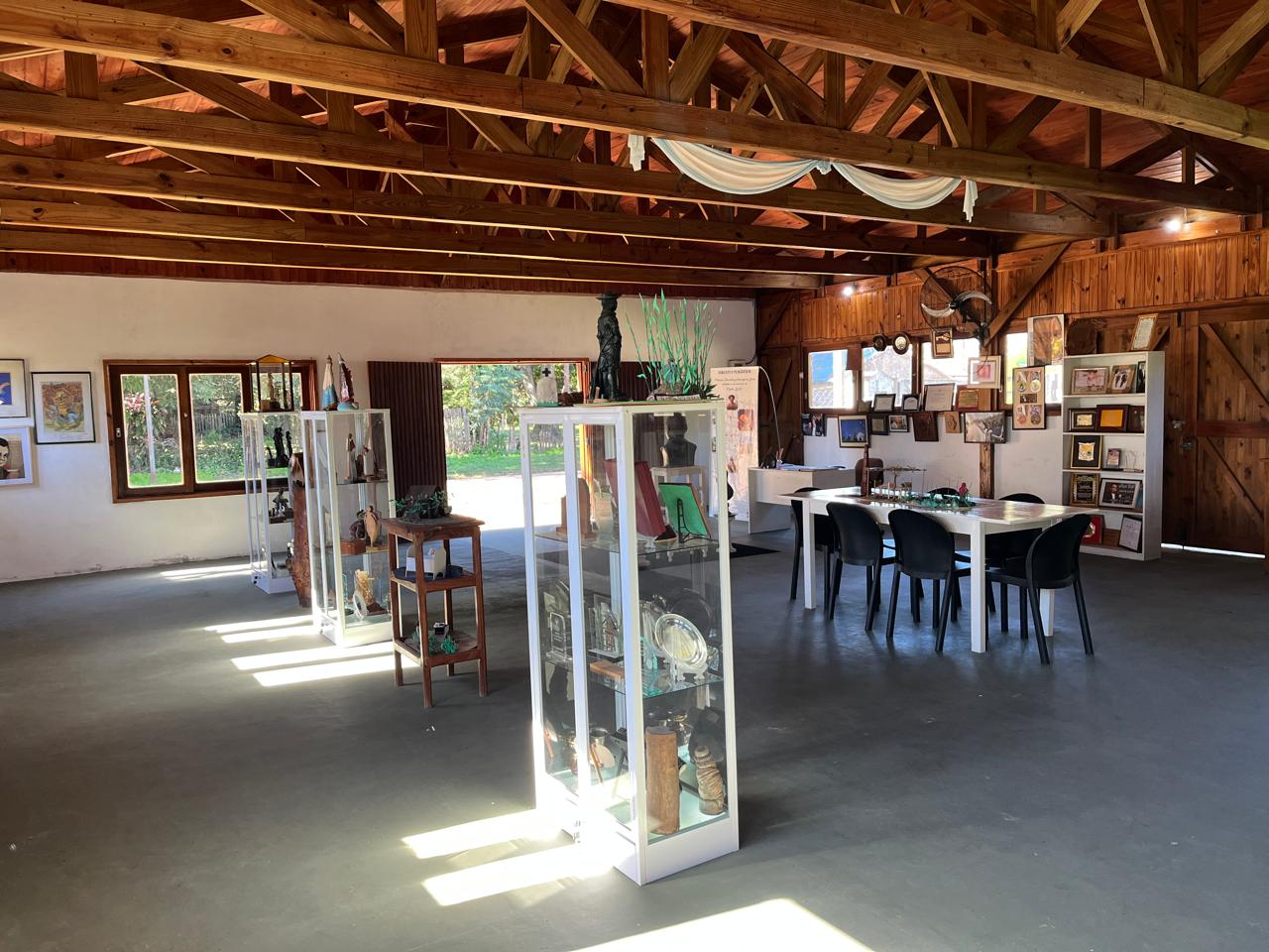El museo funciona en un amplio salón con techo de madera, en el centro de Loreto